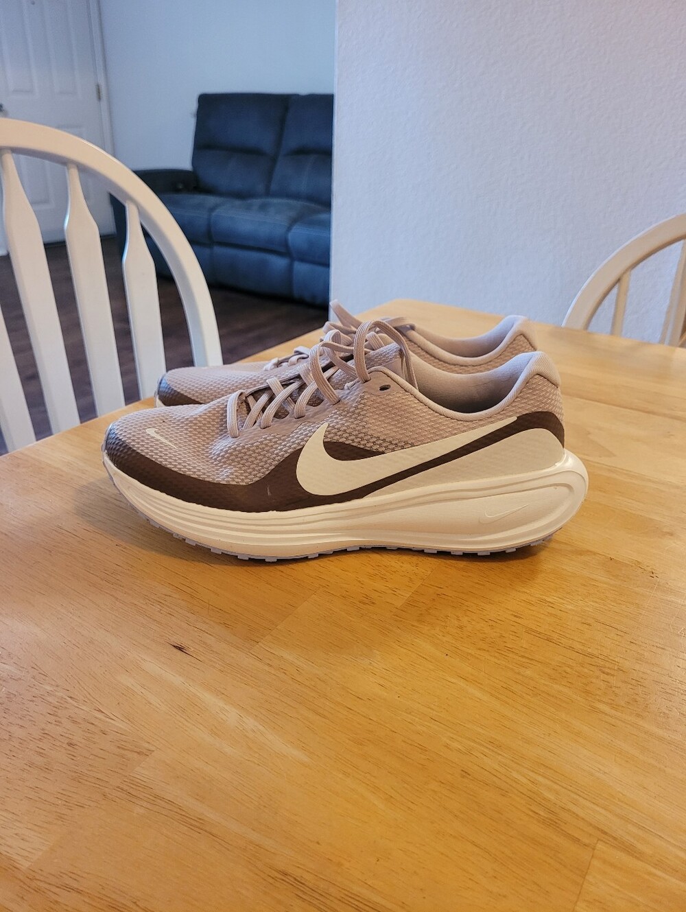 EUC Women's Nike Rose Revolution 8 Running Shoe Size 10M